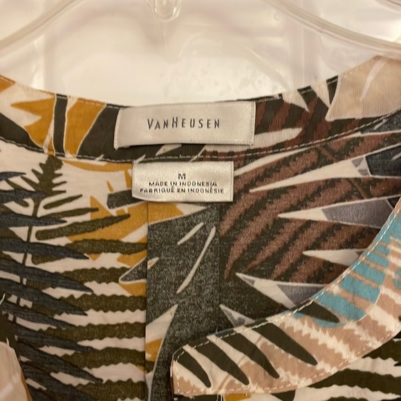 Van Heusen sleeveless tropical (leaves print) blouse, size M. Front buttons down - Picture 16 of 16